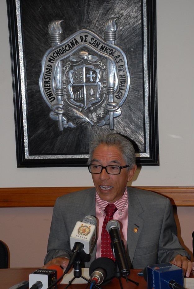 El rector Salvador Jara en rueda de prensa