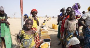 Refugiados nigerianos que tuvieron que dejar sus hogares por el conflicto hacen fila en un campamento de Cameroon para obtener agua.