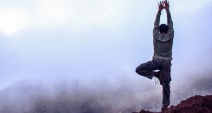 El árbol es una de las posturas más conocidas del yoga. Ahmed Soliman la practica en un entorno natural.