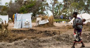 Una mujer pasea con su bebé en las afueras de Beira, Mozambique, en un reasentamiento para las personas desplazadas por los ciclones Idai y Keith