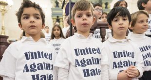 Niños con camisetas que leen "Unidos en contra del Odio" durante una reunión interreligiosa en la Sinagoga Park East de Nueva York.