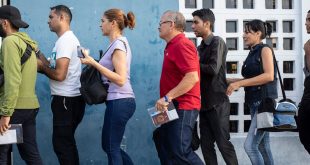 Venezolanos haciendo cola para obtener el sello de entrada en sus pasaportes en la frontera entre Ecuador y Perú. (13 de junio de 2019)