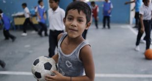 Un niño juega al fútbol en la escuela El Carmen en Petare, Caracas, Venezuela