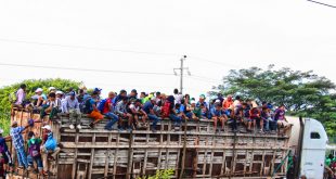 Los emigrantes centroamericanos se desplazan con los medios que pueden a través de México para intentar alcanzar la frontera de Estados Unidos.