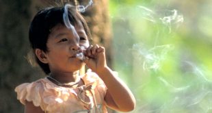 Una niña fumando. Actualmente, se estima que hay 1100 millones de fumadores en todo el mundo.