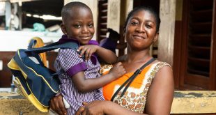 Una madre en Makola, Ghana.