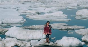 Una niña camina por las capas de hielo del Ártico en Barrow, Alaska. La pérdida de hielo en el Ártico es uno de los efectos del calentamiento global.