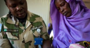 Una mujer de Labado del este de Darfur, es atendida por una enfermera en la base UNAMID debido al poco acceso de cuidado de salud en el área.