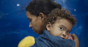 Una madre y su hijo saliendo de Venezuela y en camino hacia Cali, Colombia.