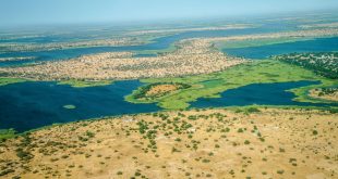 Vista aérea del Lago Chad que muestra claramente los efectos de la desertificación. En los últimos 50 años, la cuenca del Lago Chad se ha reducido de 25.000 kilómetros cuadrados a 2.000.