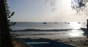 Balsas en Buccoo Bay, Tobago. El turismo es la principal industria de la isla y emplea a más de la mitad de los aproximadamente 60.000 residentes.