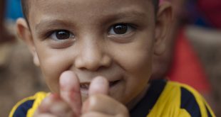 Un niño venezolano de tres años espera para almorzar en un comedor instalado en un campo de fútbol en Cúcuta, Colombia, cerca de la frontera con Colombia, donde vive con su madre y su hermana.