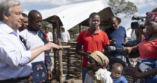 El Secretario General, António Guterres, durante una reciente visita a Mozambique, donde pudo escuchar a los afectados por los dos ciclones que golpearon el país, efecto del cambio climático.