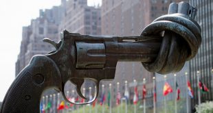 Escultura por la No Violencia del artista sueco Carl Fredrik Reuterswärd en la sede de la ONU en Nueva York. Foto: ONU