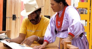 Nacho López del Instituto Nacional de los Pueblos Indígenas Dos integrantes del pueblo indígena mazahua en la biblioteca de la comunidad El Llanito, San José del Rincón, Estado de México.