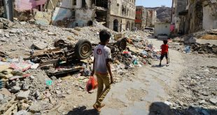 Niño caminando en Aden, Yemen, una zona que ha sido afectada por la guerra desde 2015