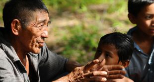 Un hombre mayor cuenta relatos a los niños según la tradición oral mapoyo.