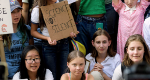 Greta Thunberg junto a otros activistas jóvenes en una huelga por el clima afuera de la sede de las Naciones Unidas