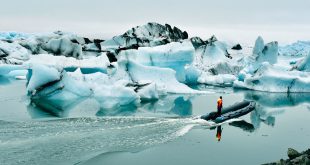 El lago de glaciares Jökulsárlón en Islandia continúa creciendo a medida que el glaciar con el mismo nombre se derrite.