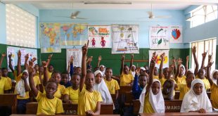 Estudiantes de educación primaria en una clase de inglés en Dar es Salaam, Tanzania.