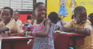 Niños y niñas en el colegio de la ciudad de Sakassou, en Côte d'Ivoire.