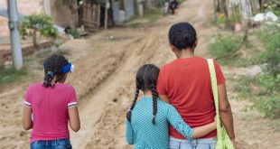 Acnayeli, de 9 años, ha huido de la violencia en Venezuela y vive ahora con su madres y su hermana en Cúcuta, en Colombia.