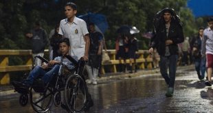 Cientos de niños cruzan la frontera desde Venezuela para ir a la escuela en Cúcuta, Colombia.