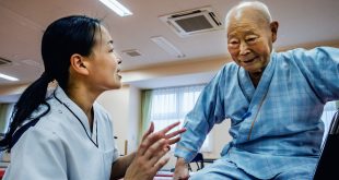 Un anciano recibe terapia de rehabilitación en Japón.