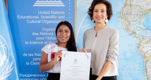 Yalitza Aparicio recibe el nombramiento de embajadora de Buena Voluntad de la UNESCO de manos de Audrey Azoulay, directora general de ese organismo.