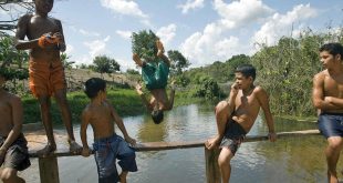 Jóvenes residentes en el bosque nacional Tapajós, en Brasil, nadan en el río para refrescarse del intenso calor.