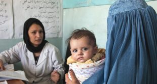 Una madre y su bebé de 5 meses con la partera de la clínica del poblado de Tajikhan, en Afganistán.