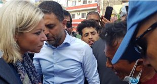 La representante especial de las Naciones Unidas para Iraq, Jeanine Hennis-Plasschaert, visita la plaza Tahir en Bagdad.