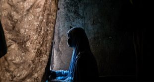 Una joven nigeriana y su hija viven en un albergue en Maiduguri, en el estado de Borno,tras huir de las atrocidades de Boko Haram. Foto: UNICEF/Ashley Gilbertson VII