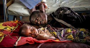 Un padre junto a su hijo en el hospital pediátrico de Bangui, en la capital de la República Centroafricana.