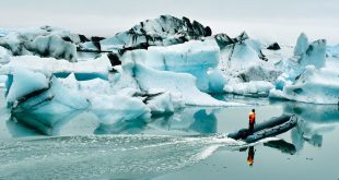 El lago de glaciares Jökulsárlón en Islandia continúa creciendo a medida que el glaciar con el mismo nombre se derrite.