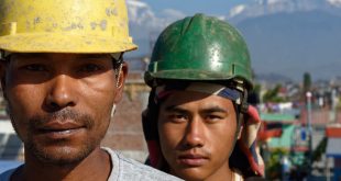 Dos trabajadores en una construcción de Pokhara, Nepal