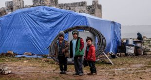 Niños en una tienda de un campamento para desplazados en Idlib, en el norte de Siria.