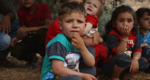 Niños sirios en un campamento improvisado en Aqrabat, a 45 kilómetros de Idlib.