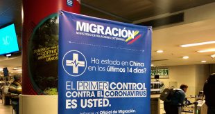 Un poster en el aeropuerto internacional de El Dorado, en Colombia, avisa a los pasajeros de la amenaza que supone el coronavirus.