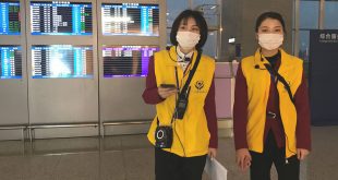 Trabajadoras del aeropuerto de Chengdu en China se protegen con tapabocas.