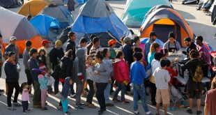 Solicitantes de asilo hacen cola en el refugio del El Barretal en la ciudad fronteriza mexicana de Tijuana.