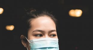 Una mujer usando una mascarilla.