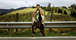 Steven, y otros tres amigos venezolanos, intentan que un carro les lleve por el Páramo de Berlín (3000 metros), el pico más alto en el recorrido de Cúcuta a Bogotá, en Colombia.