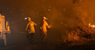 Bomberos en Queensland, Australia, se enfrentan a un incendio.