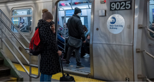 En el metro de la ciudad de Nueva York, la gente lleva máscaras como medida preventiva contra el coronavirus