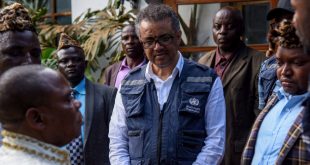 El doctor Tedros, director de la Organización Mundial de la Salud, durante una visita de campo a la República Democrática del Congo.