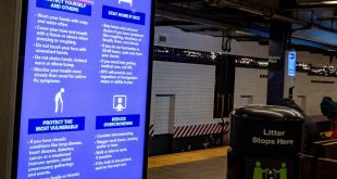 Un aviso en el tren de Nueva York indica como protegerse del coronavirus.