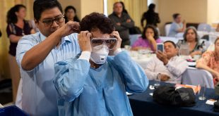 Trabajadores de salud reciben capacitación sobre el manejo de pacientes con coronavirus en Guatemala.