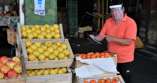 El mercado Lo Valledor, principal mayorista de Chile, sigue funcionando durante la pandemia de COVID-19