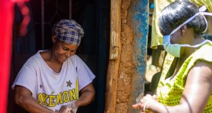 En Nairobi, Kenia, residentes reciben agua y jabón para protegerse del coronavirus.